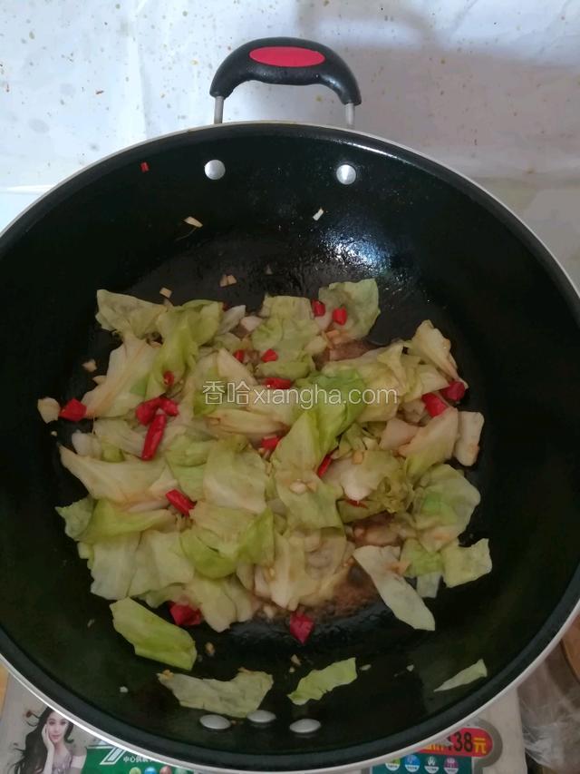 然后放入洗好的包菜，炒至变软，倒调好的料汁，翻炒一会，有必要的话可以加一点水，那样汁多，更好吃，最后，装盘