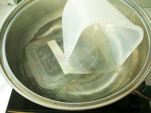 做酸奶的容器用开水消毒 