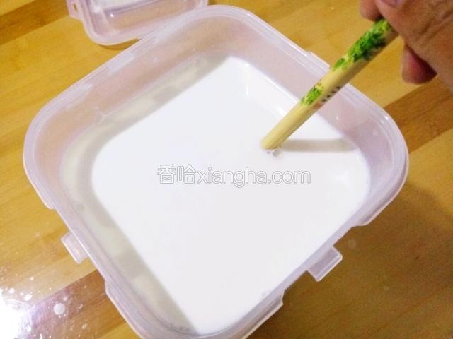 要搅拌至糖融化哦 