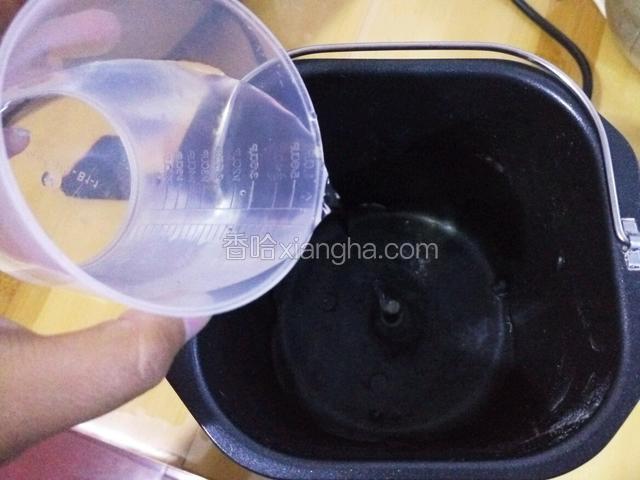 面包机里加少许水 保持温度