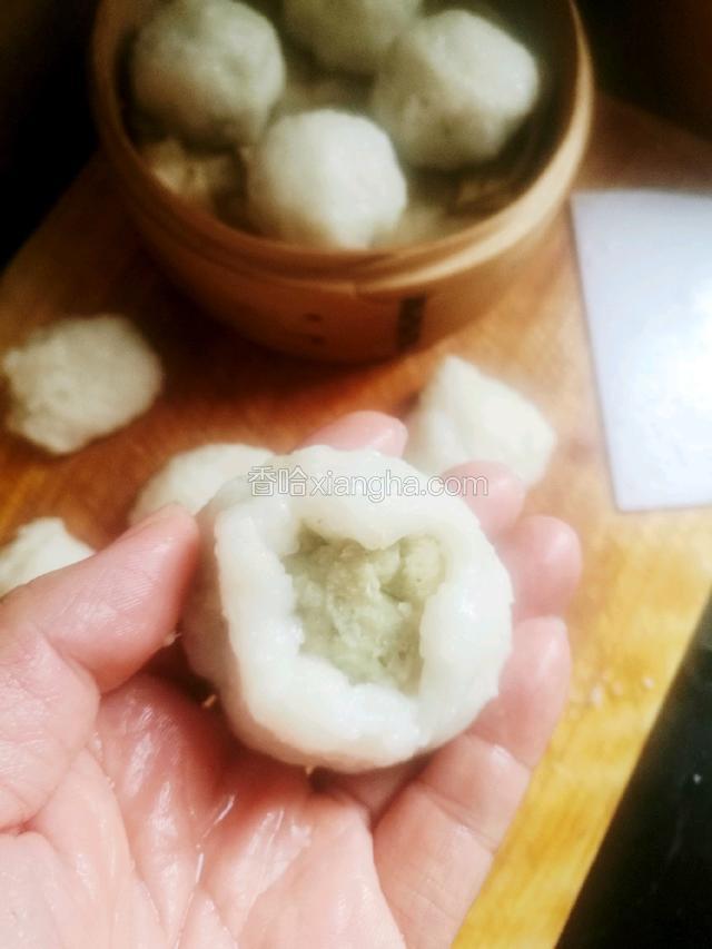 包入绿豆沙馅上笼蒸5分钟即可