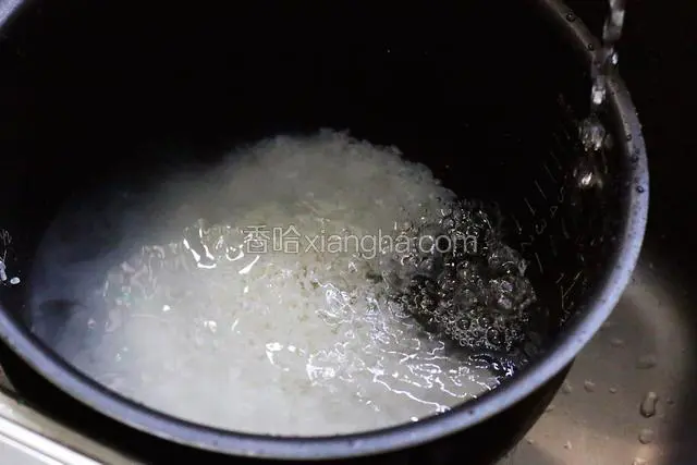 往锅内加入适量的清水。