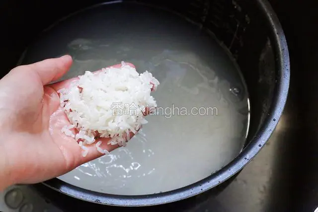 清洗2-3遍即可，不要过度揉搓，然后沥干水分。
