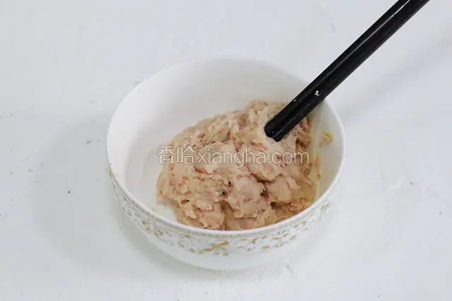 用筷子以顺时针方向搅拌至肉沫成团，起胶。