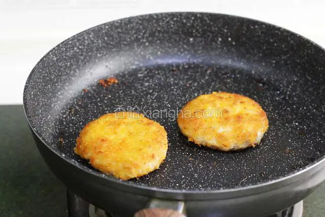 平底锅内倒入油，将肉饼放入锅内，以小火慢煎，煎至一面金黄色即可翻面。
