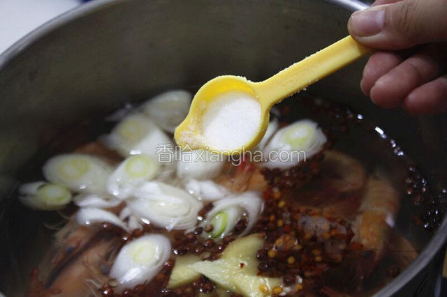 再加入盐搅拌均匀入味。