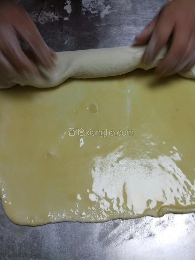 把油酥均匀的抹到饼上，然后把面卷起来