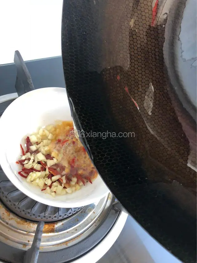 油冒烟倒入装有辣椒的碗内。炸辣椒油