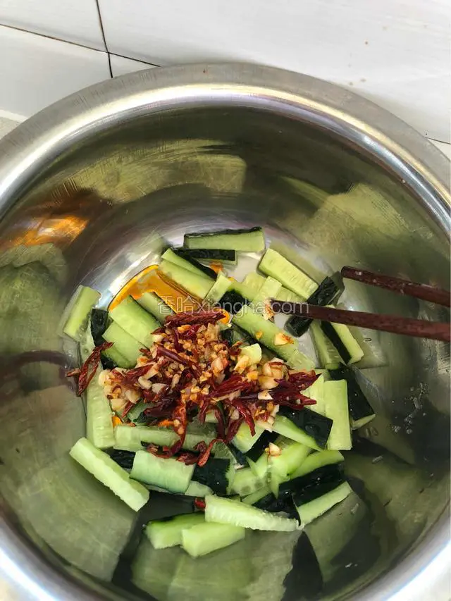 准备好的辣椒油倒进去。搅拌均匀