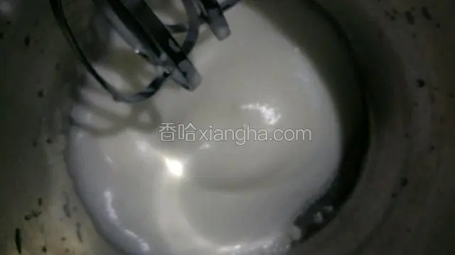 再加入三分之一白糖，打发至细腻小微泡状态