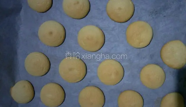 出炉后震一下。室温放凉，轻轻取下