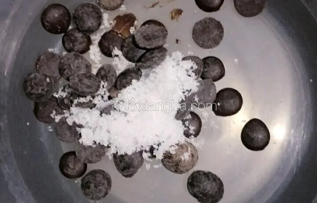表情装饰部分，黑巧克力币加牛奶加糖，隔水融化，水温最好不要超过70度