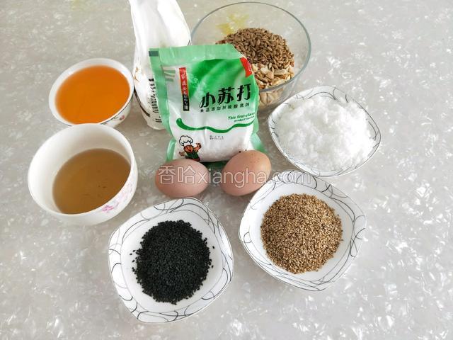 准备好所需材料。花生碎不要太碎，瓜子仁要炒熟。