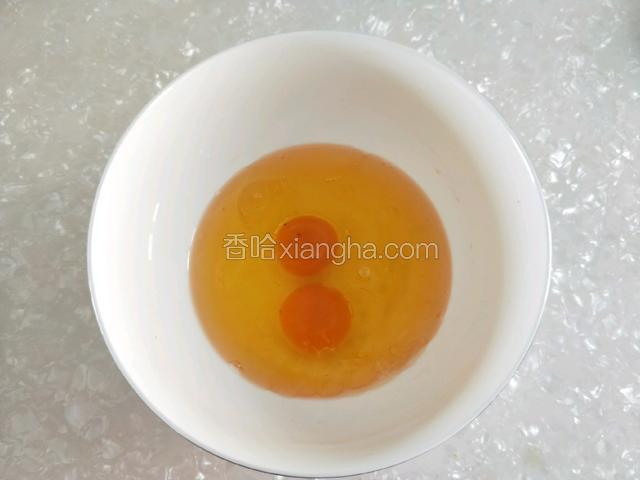 将就两种油倒入大的容器内，打入鸡蛋。