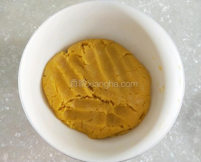 用手把面和匀。