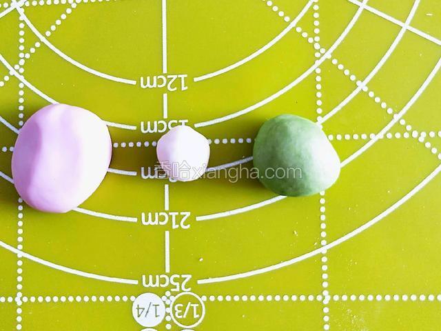 粉色面团做小花，白色面团做青蛙雅静，绿色面团做树叶。