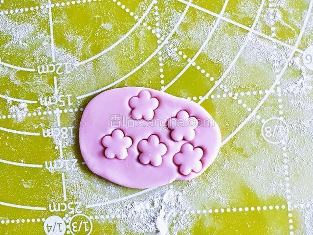 用模具压出小花