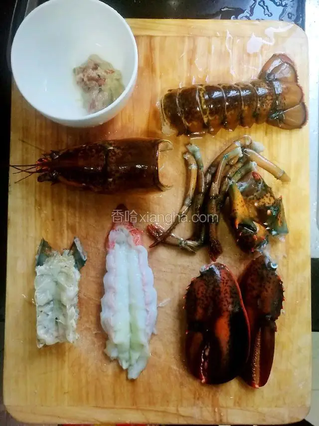 龙虾切成小件，虾肉切小块用料酒、淀粉、蛋清、盐拌匀。虾壳、虾脚用盐水煮熟。