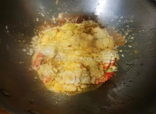 锅内放油烧热，下入姜蒜炒香，加虾肉和咸蛋黄同炒，调味出锅