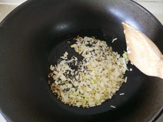 热油煸炒姜、葱沫。