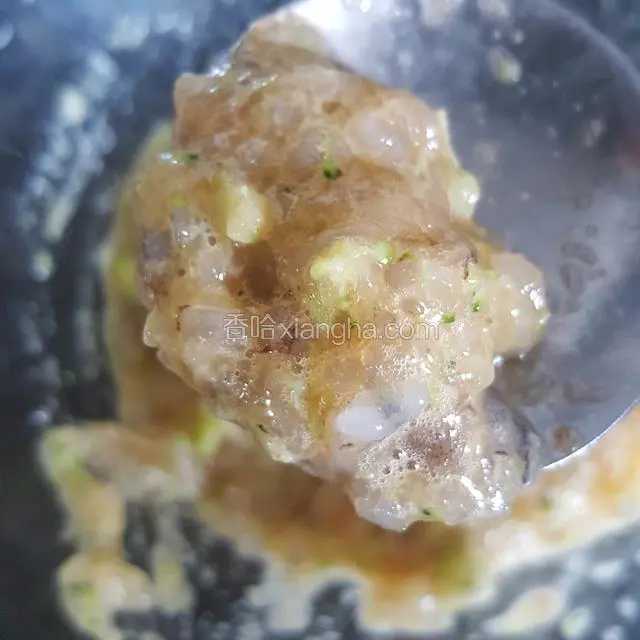 顺时针搅拌均匀，最后的状态是粘稠不易滑落的就可以了（如⬇️图）