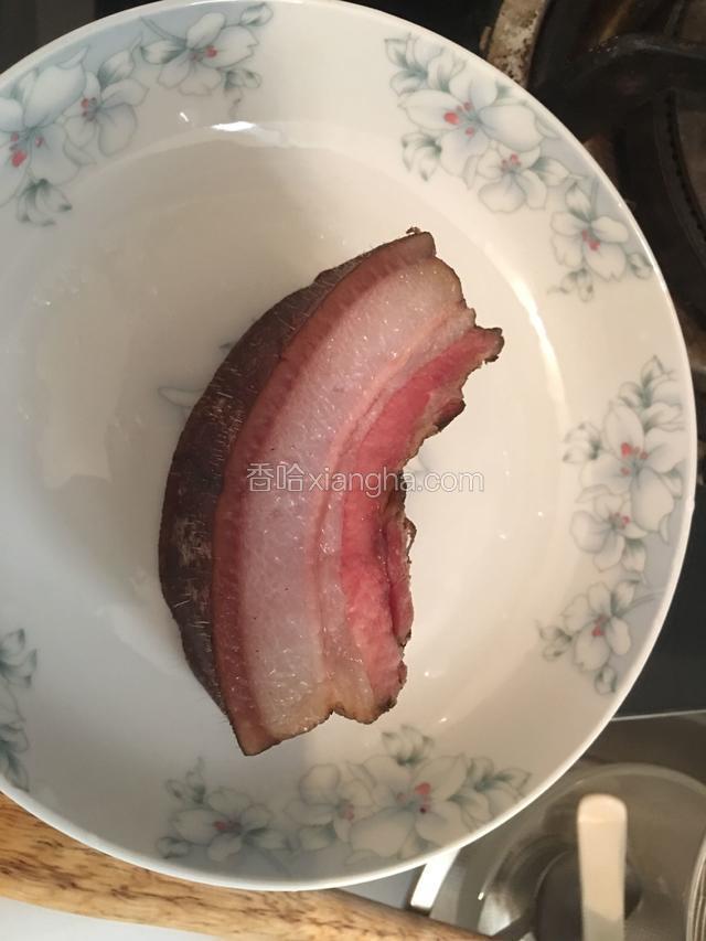 将熏肉洗净放入锅中大火煮沸转小火25分钟