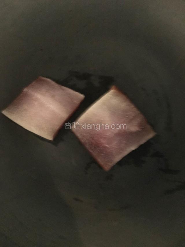 把肉皮切下来放入热锅把烫一下，把上面的毛去掉