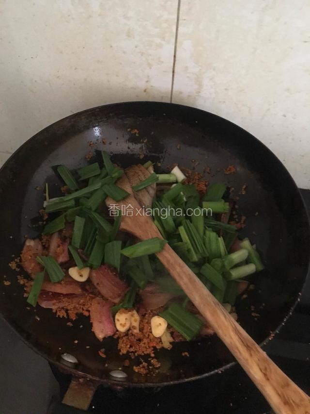 翻炒一会儿，让味道融合，再把蒜苗加入，爆炒一下，断生即可
