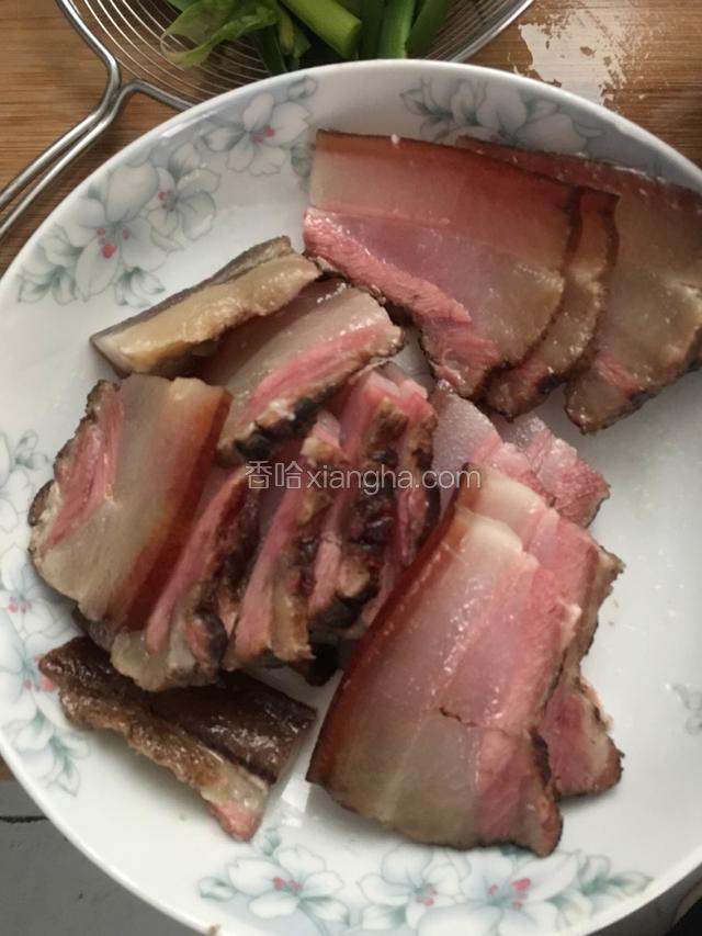 熏肉凉水下锅，煮开关小火15分钟，然后切片备用