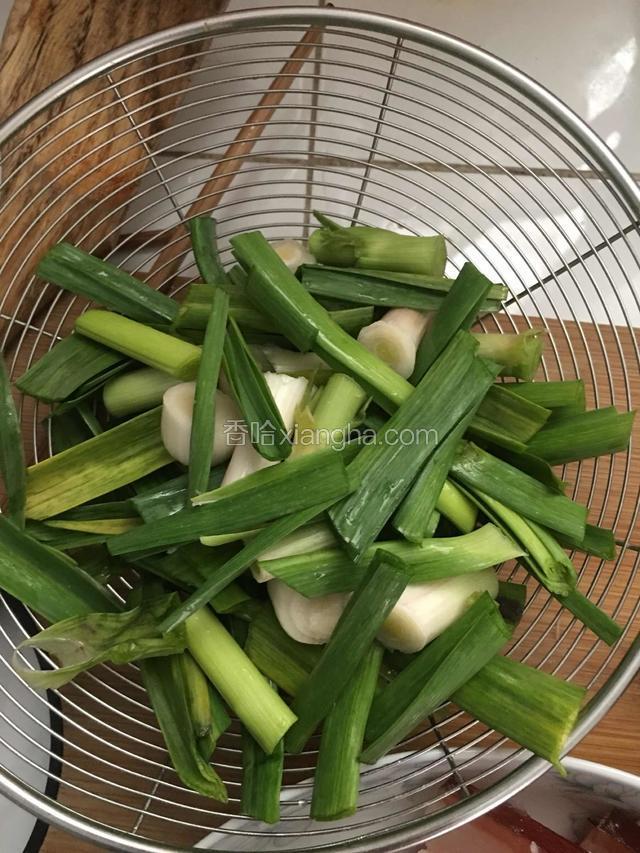蒜苗切段备用