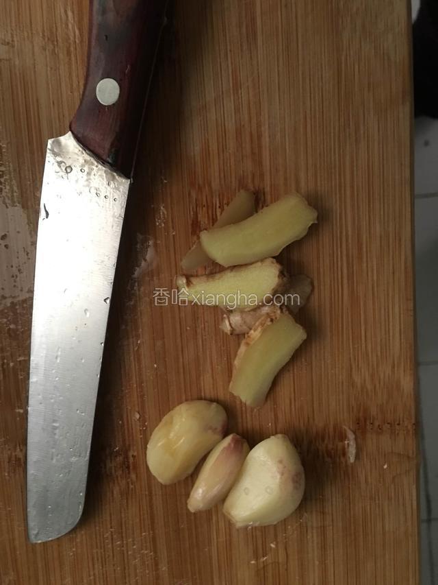 姜蒜切段备用