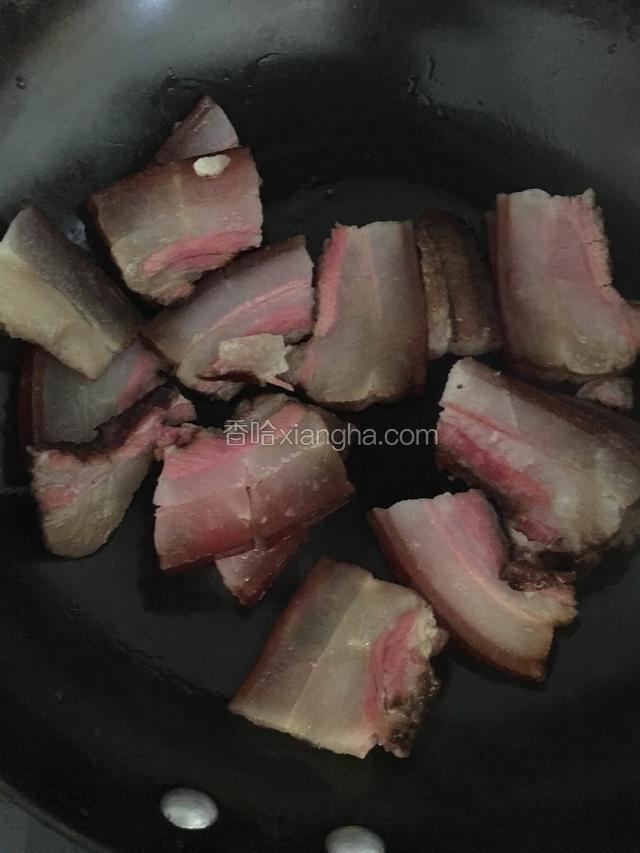 热锅下肉翻炒一会儿，出油，捞出备用！