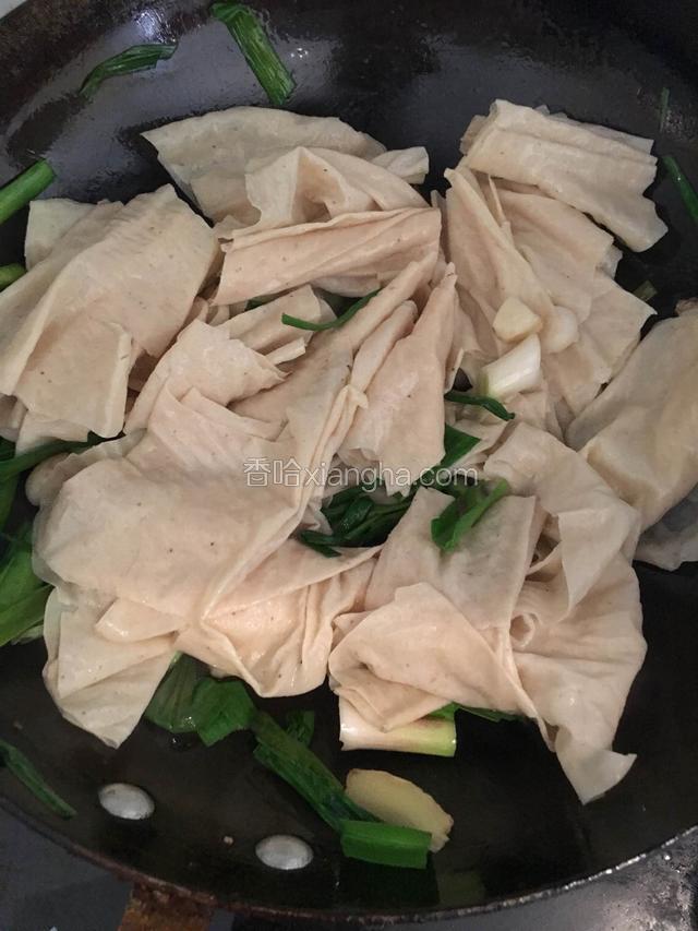 然后把葱姜蒜下锅，蛋白肉一次下锅
