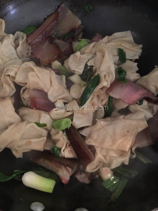 翻炒一会儿，加入刚才炒好了的肉