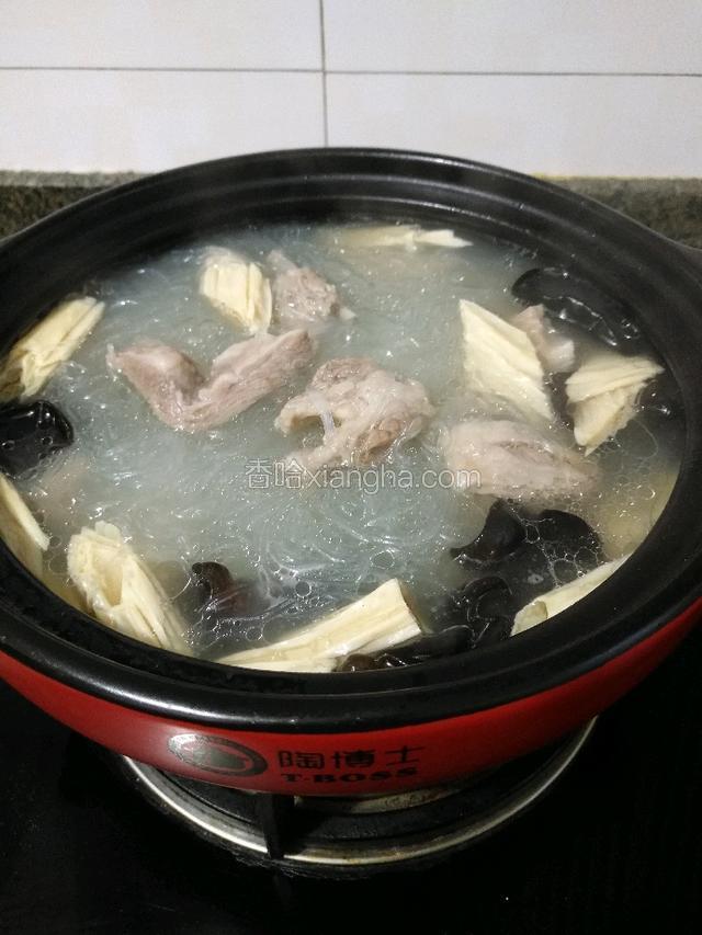 一锅香喷喷的羊肉粉丝汤制作完成。