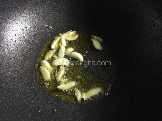 起锅烧油，放大蒜炒香