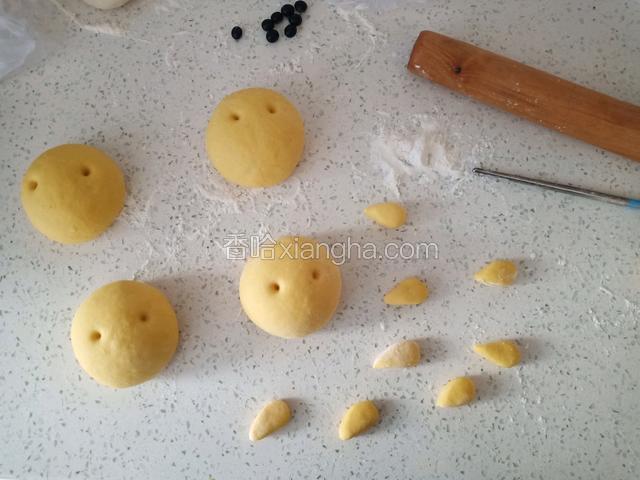 用筷子在每个上扎两个眼 放黑豆当眼睛。再做八个水滴状的小翅膀。