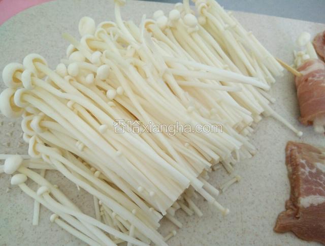 金针菇洗净控水去根