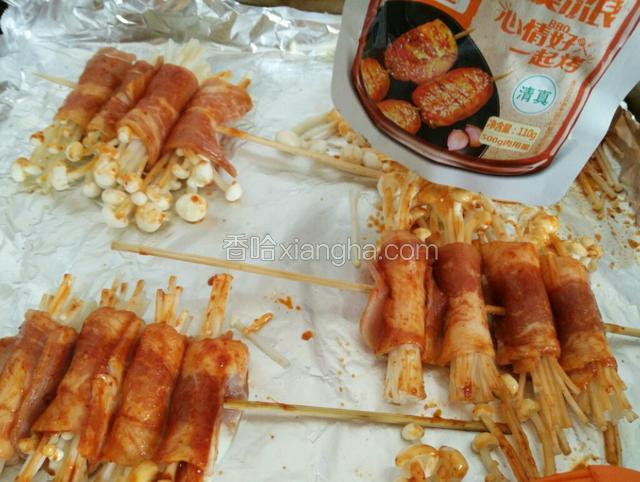 烤盘铺锡纸，刷薄薄一层油，摆在上面，两面刷烧烤酱