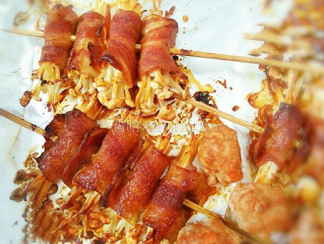 入烤箱200度烤15分钟,撒烧烤料再烤2分钟出炉