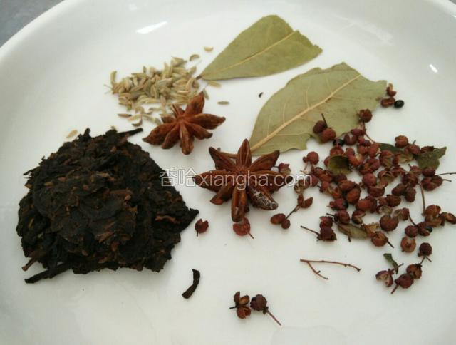 准备好所需要的大料：大块的是红茶饼