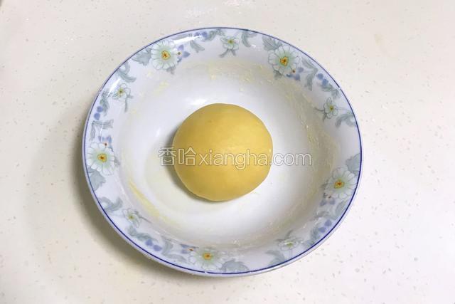 用手揉成光滑的面团，盖上保鲜膜入冰箱冷藏30分钟。