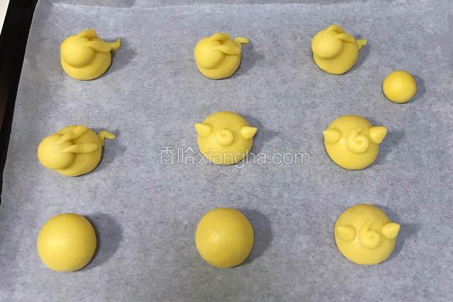 还可以做其他卡通造型，做完依次摆入烤盘内。