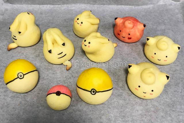 出炉放凉后，用食用画笔画上眼睛、嘴巴和耳朵等，素色加少许水可以涂颜色。