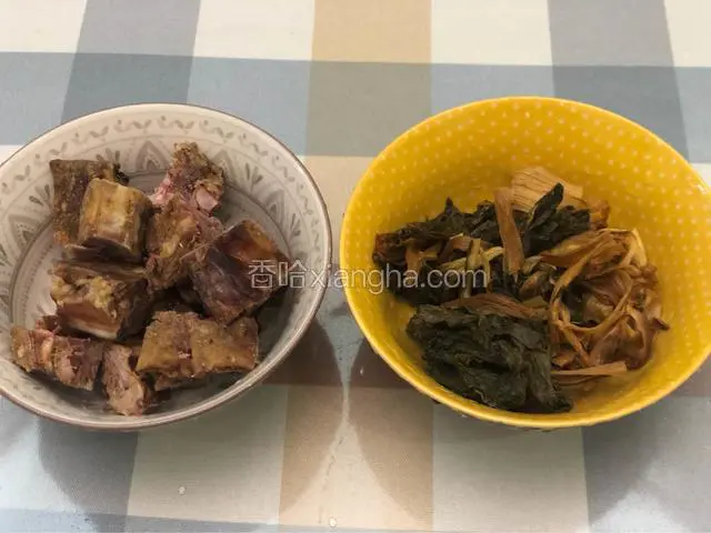 把菜干切小段，烧排骨切砍件。