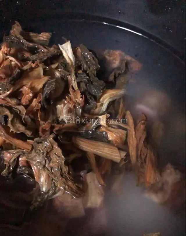 放菜干后，就可以煮粥了。