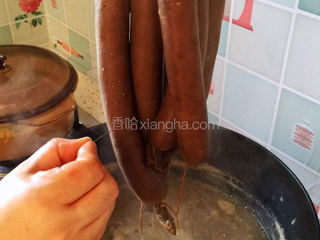 小火煮2分钟后，用针扎一下放气，以免胀开