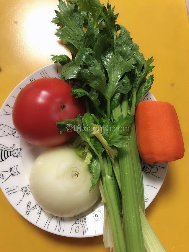选取蔬菜，洗好待用。