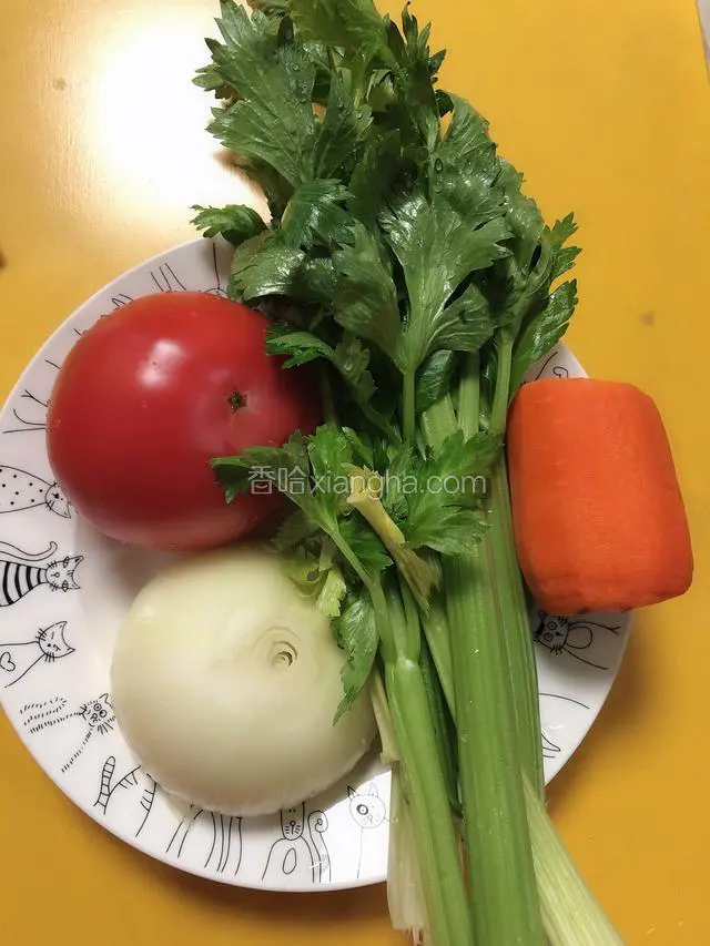 选取蔬菜，洗好待用。