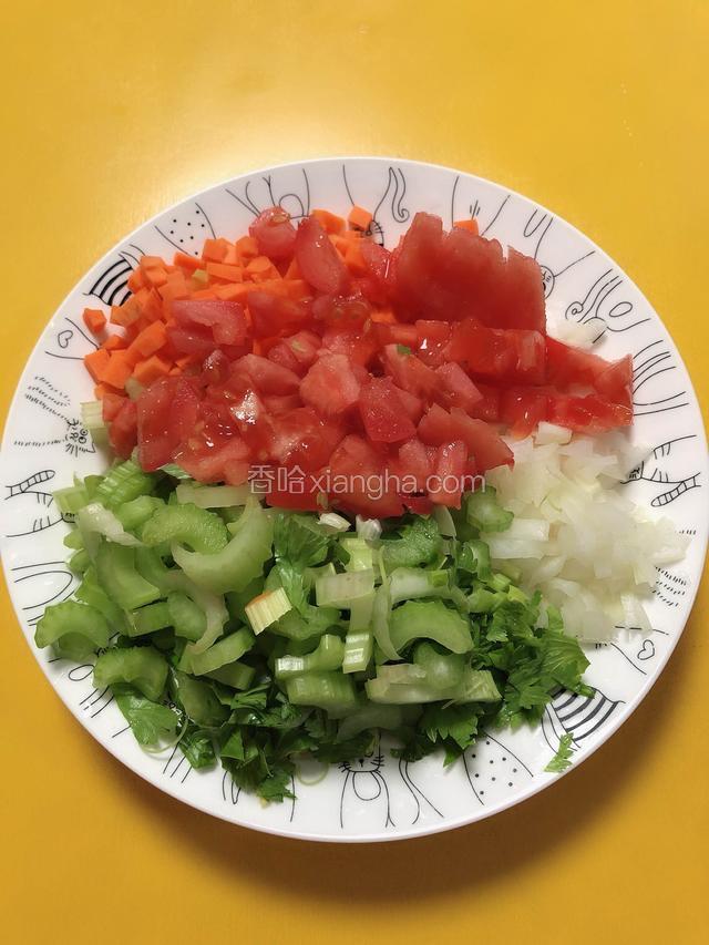 将食材切丁备用。